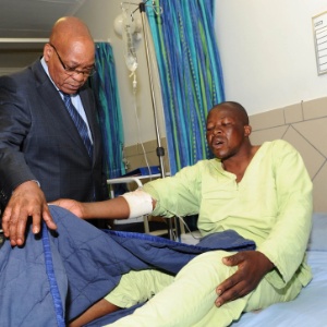 O presidente da África do Sul, Jacob Zuma, visita mineiros feridos em massacre ocorrido em agosto - AFP