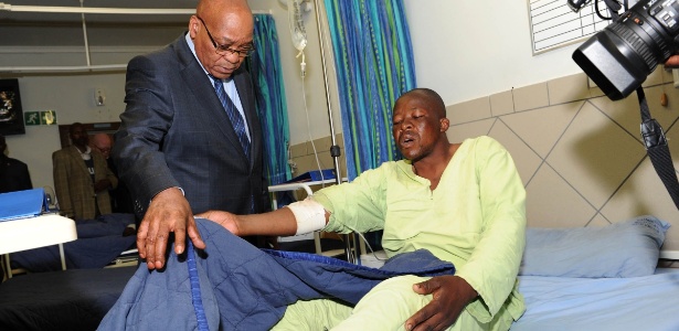 Presidente da África do Sul, Jacob Zuma, visita os mineiros feridos no massacre - AFP