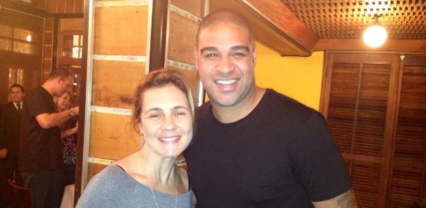 Adriano posa com a atriz Adriana Esteves em uma churrascaria da Barra da Tijuca - Divulgação/ twitter