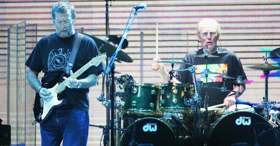 Ginger Baker, o virtuoso baterista do Cream, ao lado de Eric Clapton (à esquerda)