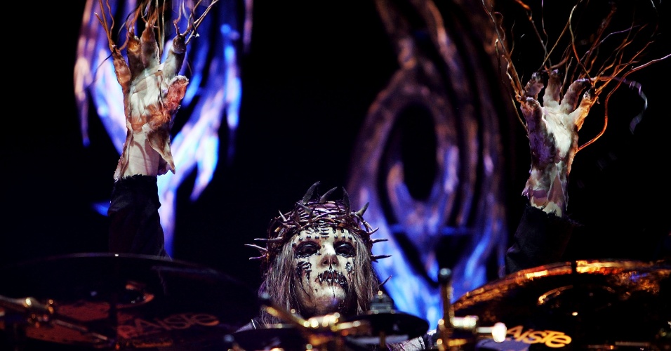 Joey Jordison, com sua fantasia e maquiagem típicos como baterista da banda Slipknot