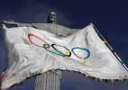 Bandeira olímpica chega ao Cristo Redentor no Rio de Janeiro - Ricardo Moraes/Reuters