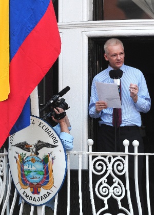 Julian Assange faz discurso na varanda da Embaixada do Equador em Londres -  Carl Tribunal/AFP