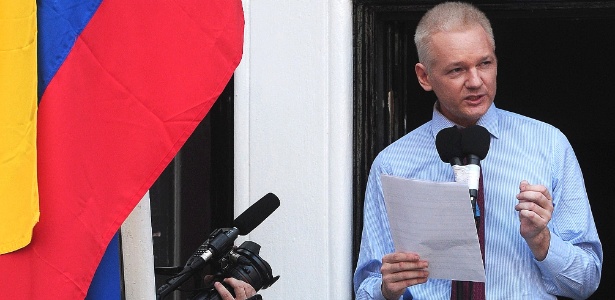 Julian Assange falou neste domingo da sacada da embaixada equatoriana em Londres, Inglaterra -  Carl Tribunal/AFP