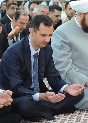 O presidente da Síria, Bashar Assad, participa de oração na mesquita de Al-Hamad, em Damasco