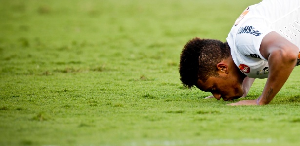 André dá beijo no gramado da Vila Belmiro após quebrar jejum de três meses sem gols - Adriano Vizoni/Folhapress