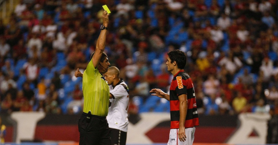 Árbitro Marcelo de Lima Henrique aplica cartão amarelo em González, zagueiro do Flamengo