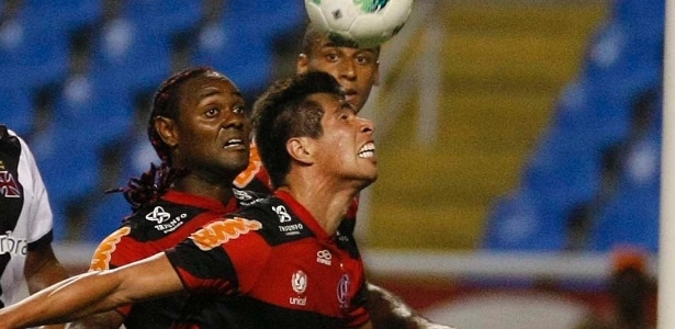 Cáceres afasta a bola na área do Flamengo; volante tem sido muito elogiado na defesa - Marcelo de Jesus/UOL