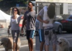 Carolina Ferraz beija o namorado em passeio pela orla do Rio - FotoRioNews