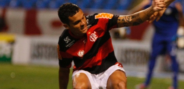 Lateral Ramon tenta se levantar após mais uma disputa de bola em partida do Flamengo - Marcelo de Jesus/UOL
