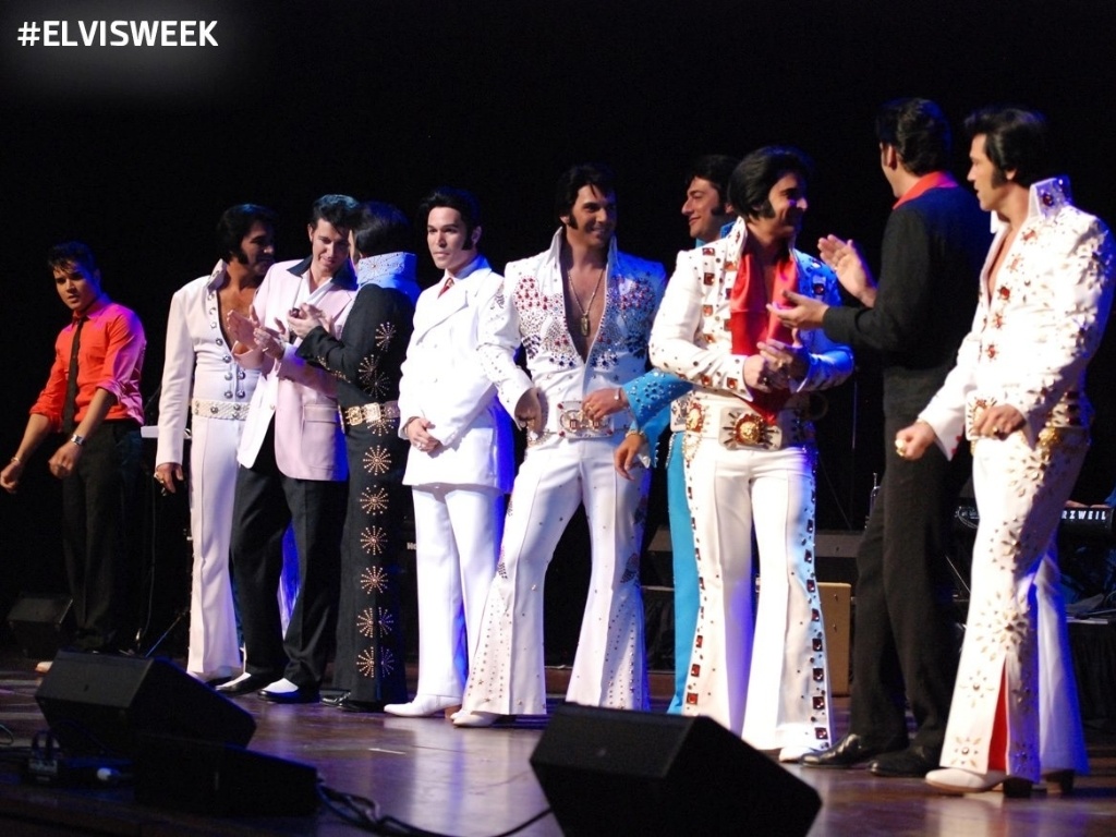 Elvis Tribute Artist Contest é um concurso anual que acontece durante a Elvis Week, em Memphis, para eleger o maior imitador de Elvis Presley do mundo. Na foto, os dez finalistas da edição de 2012 - Reprodução/Facebook