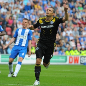 Franck Lampard comemora ao marcar, de pênalti, o segundo gol do Chelsea na estreia - AFP PHOTO/ANDREW YATES