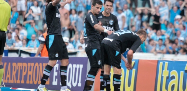 Marquinhos "enterra" Figueirense e comemora gol alfinetando Ygor, hoje no Inter - Wesley Santos/PressDigital