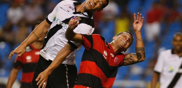 Ramon (d) disputa a bola com Nilton durante clássico entre Flamengo e Vasco no 1º turno - Marcelo de Jesus/UOL
