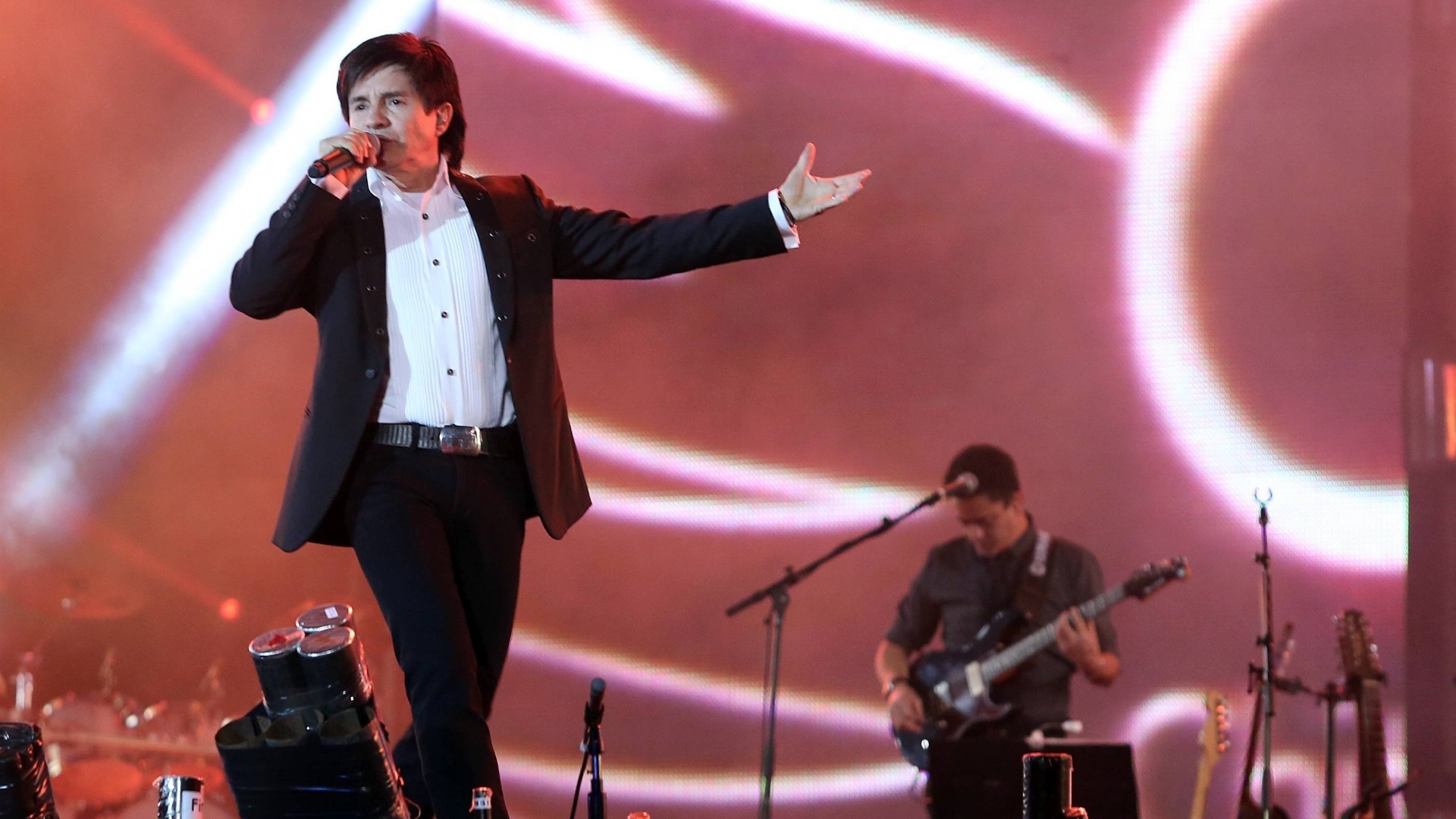 O cantor Xororó durante show da dupla Chitãozinho e Xororó no terceiro dia da 57ª edição da Festa do Peão de Barretos, no interior paulista (18/8/2012) - Silva Junior/UOL