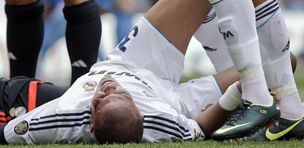 Pepe fica caído no gramado após forte choque com Casillas no jogo entre Real Madrid e Valencia - Emilio Naranjo/EFE