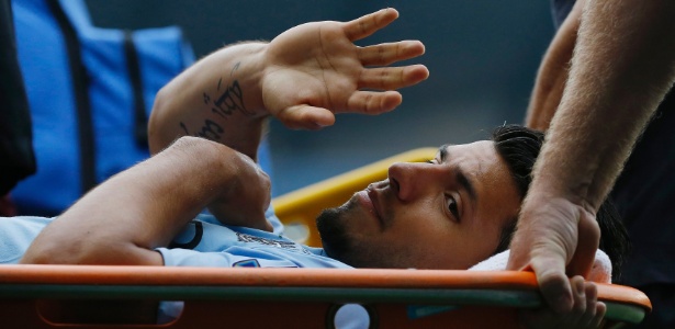 Atacante argentino sofreu entrada violenta logo no começo de partida - Reuters