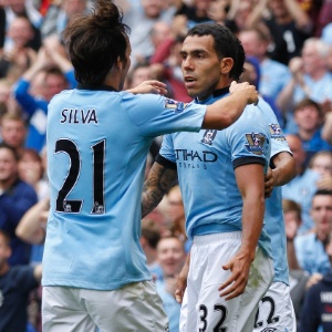 Tevez e David Silva comemoram o primeiro gol do Manchester City no Campeonato Inglês - AFP PHOTO/IAN KINGTON 