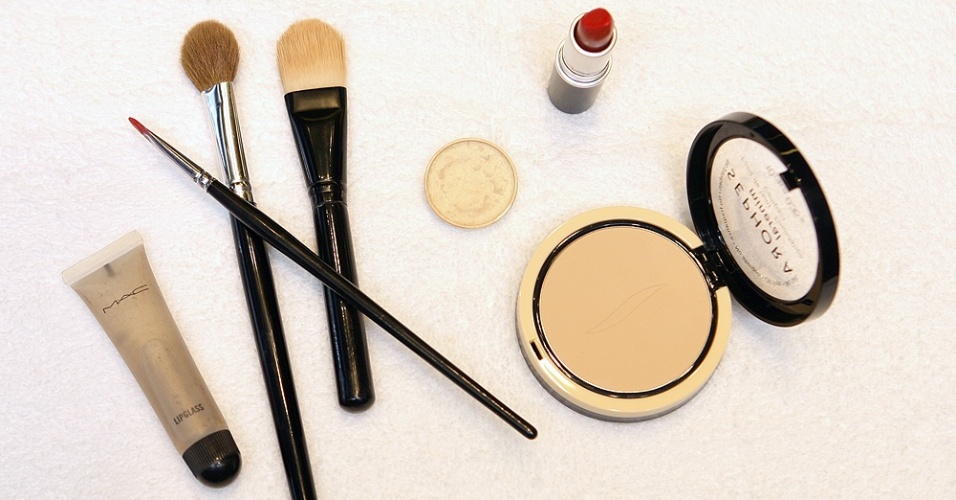 passo a passo batom vermelho 2 - Aline Arruda/UOL