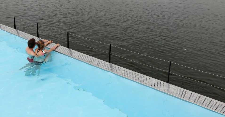 20.ago.2012 - Casal se diverte em piscina flutuante chamada "badboot" no porto de Antuérpia, na Bélgica