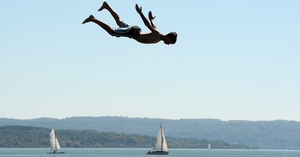20.ago.2012 - Garoto pula de plataforma para se refrescar no lago Ammersee, ao sudoeste de Munique, na Alemanha