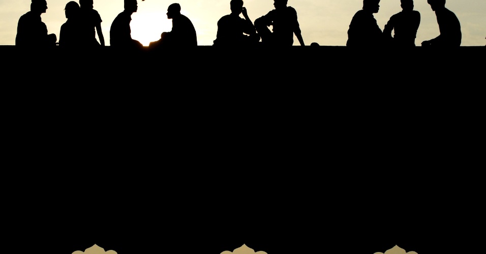 20.ago.2012 - Muçulmanos rezam em telhado de mesquita, em Nova Déli, na Índia