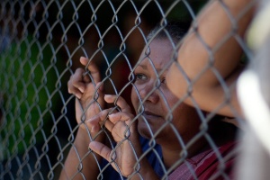 Mulher aguarda notícias sobre rebelião que deixou 25 detentos mortos na prisão de Yare, na Venezuela