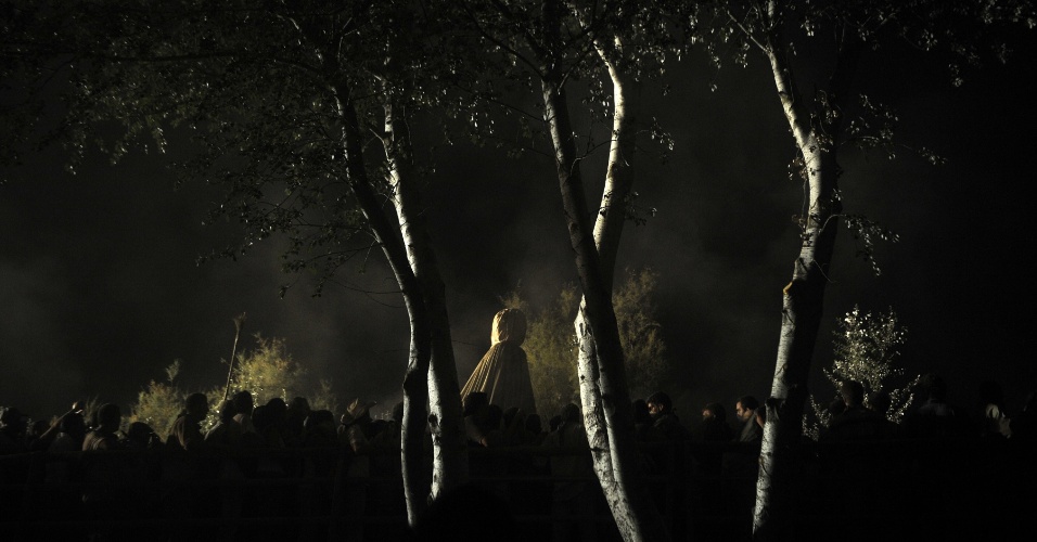 20.ago.2012 - Pessoas caminham perto da estátua da virgem Del Rocio, durante romaria em Huelva, na Espanha