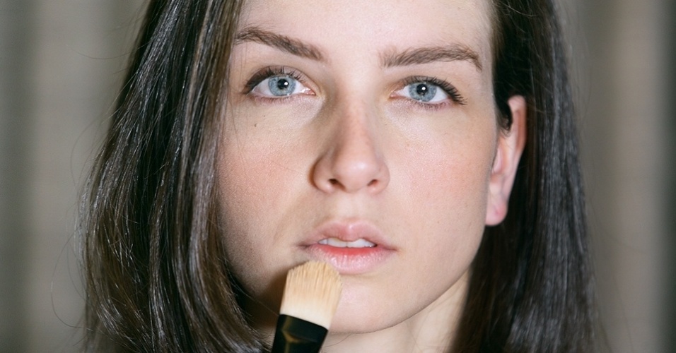 passo a passo batom vermelho 3 - Aline Arruda/UOL