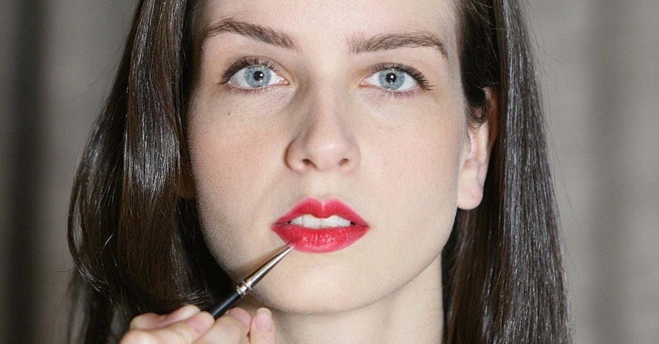 passo a passo batom vermelho 5 - Aline Arruda/UOL