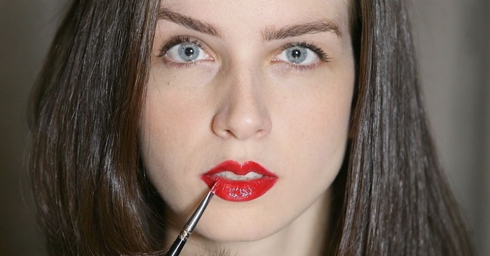 passo a passo batom vermelho 7 - Aline Arruda/UOL