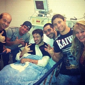 Bruno, do KLB, ao lado de amigos no hospital - Reprodução/Instagram