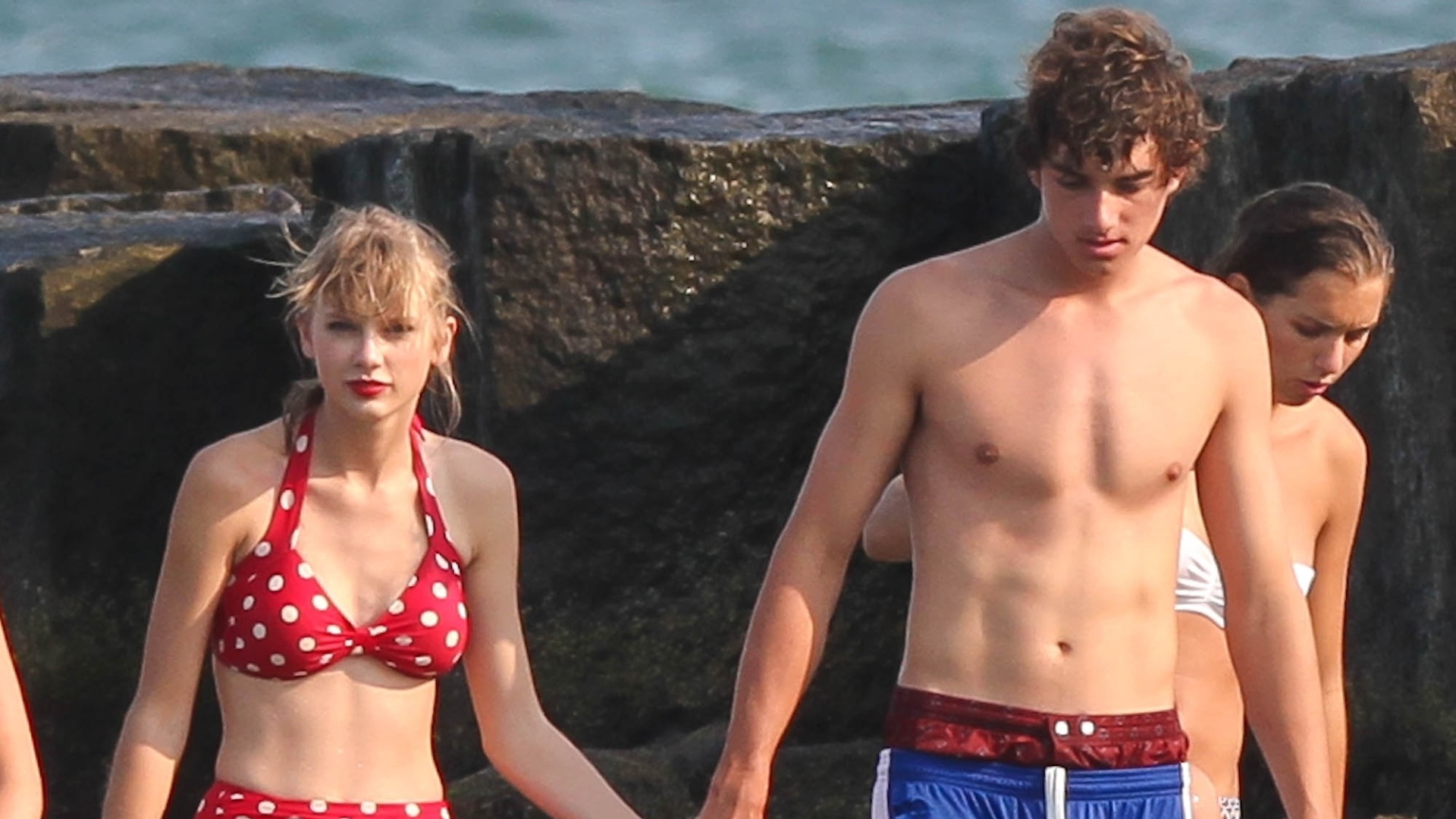 De biquíni vermelho, Taylor Swift é flagrada na praia, de mãos dadas com Conor Kennedy (17/8/12) - Grosby Group