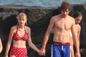 A cantora Taylor Swift (de biquíni vermelho) e seu ex-namorado, Conor Kennedy (17/8/12)