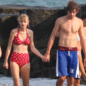 De biquíni vermelho, Taylor Swift é flagrada na praia, de mãos dadas com Conor Kennedy (17/8/12)