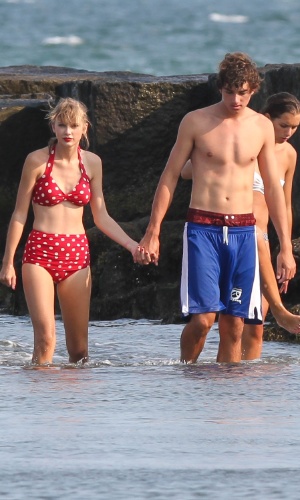 De biquíni vermelho, Taylor Swift é flagrada na praia, de mãos dadas com Conor Kennedy (17/8/12)