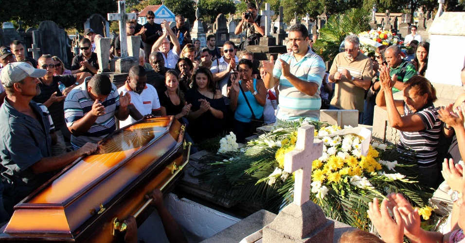 Diego Martins Leal, morto por torcedores do Flamengo, é enterrado em cemitério de Del Castilho