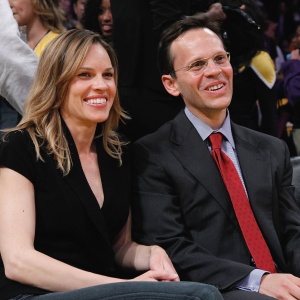 Hilary Swank e John Campisi vão a jogo da NBA, em Los Angeles (19/5/2010)