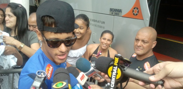 Neymar responde a Tite rapidamente antes de entrar no ônibus rumo ao aeroporto - Samir Carvalho/UOL