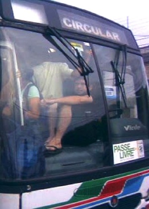 Passageiro viaja "colado" ao vidro em ônibus de Natal - Weldson Santana / Via Certa Natal 