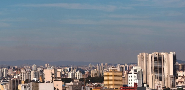 Faixa de poluição no céu da região central de São Paulo, onde não chove há 20 dias - Apu Gomes/Folhapress