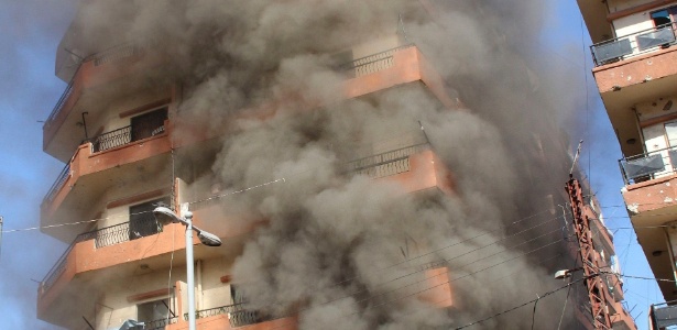 Prédio residencial na cidade de Trípoli, no norte do Líbano, é atingido durante confrontos - Reuters