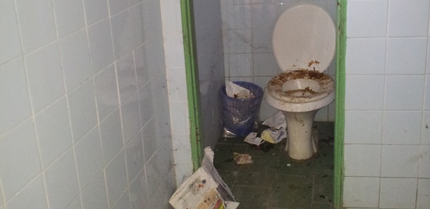 Banheiro da Escola Municipal Professor Heleno Nogueira dos Santos, localizada na zona leste de Manaus - Paula Litaiff/UOL