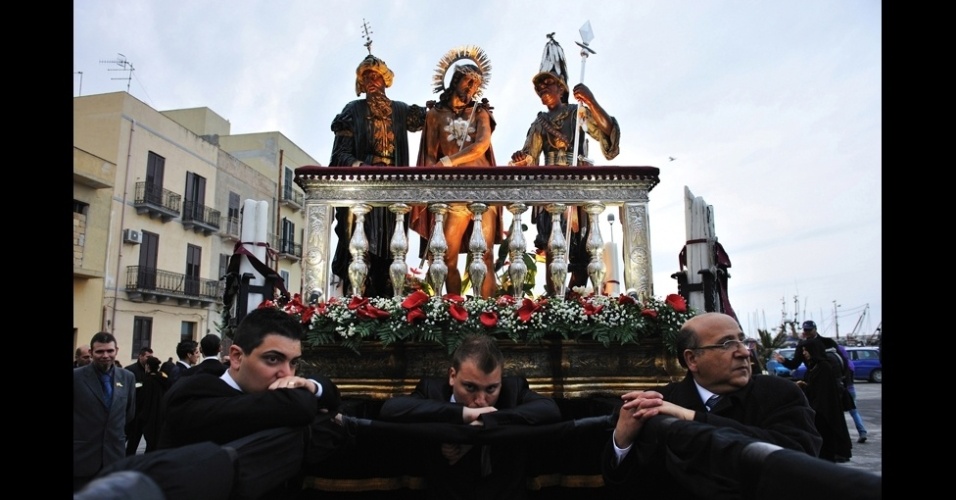 A foto de Andrea Guarneri ficou com o terceiro lugar, e mostra as comemorações da Páscoa em Trapani, na Sicília. Os devotos carregam cenas da Paixão de Cristo durante toda a noite e só descansam quando o dia amanhece - Andrea Guarneri/National Geographic Traveler Photo Contest