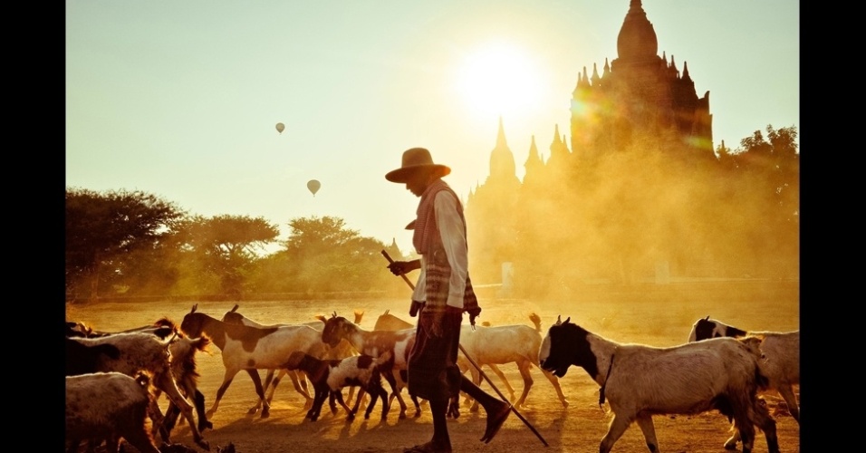 A planície de Bagan, em Mianmar, foi capturada por Peter DeMarco. A região conta com mais de 2 mil templos budistas. Ela já foi a capital do império de Pagan, mas agora é dominada por pastores com seus rebanhos que passeiam entre os prédios históricos - Peter DeMarco/National Geographic Traveler Photo Contest