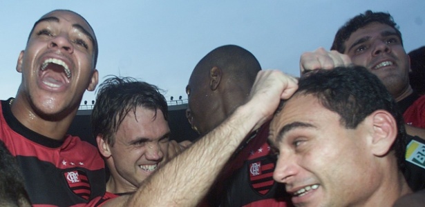 Adriano (e) foi colega de Juan (terceiro da esquerda para direita) no Flamengo em 2001 - Ana Carolina Fernandes/Folhapress 