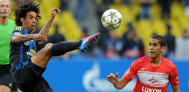 Brasileiro Christian, do Fenerbahçe chuta bola diante de Rômulo, do Spartak Moscow  - Yuri Kadobnov / AFP Photo