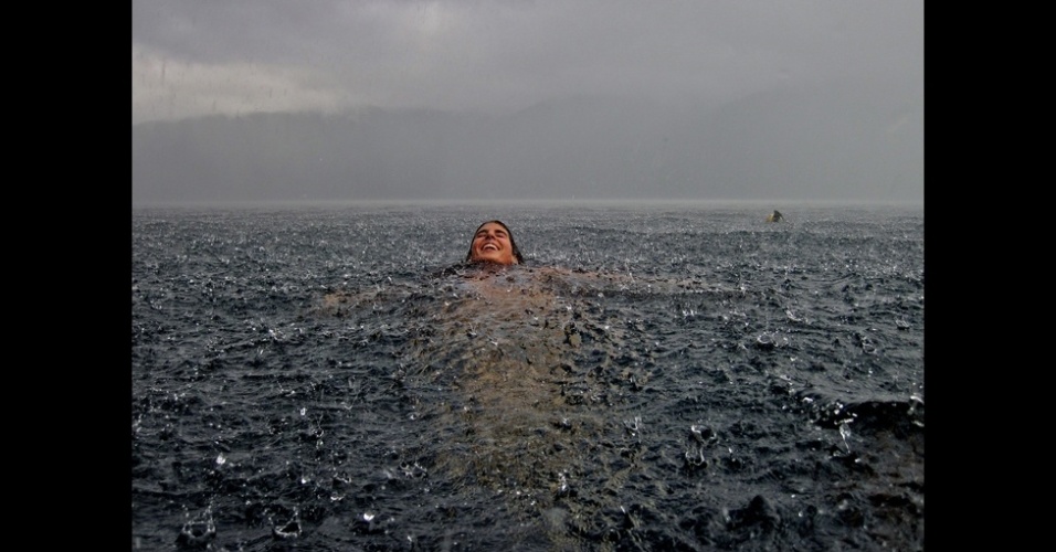 Camila Massu capturou este belo momento em um lago no sul do Chile. Ela conta que estava com a irmã dentro de casa quando começou a chover forte. Ambas correram para dentro d'água para eternizar a imagem, que ganhou um prêmio por mérito - Camila Massu/National Geographic Traveler Photo Contest