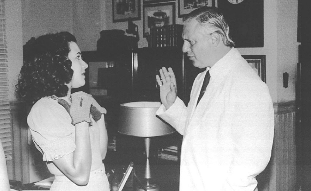 Cena da minissérie da TV Globo "Engraçadinha", com Alessandra Negrini e Antonio Fagundes  (1995) - Divulgação