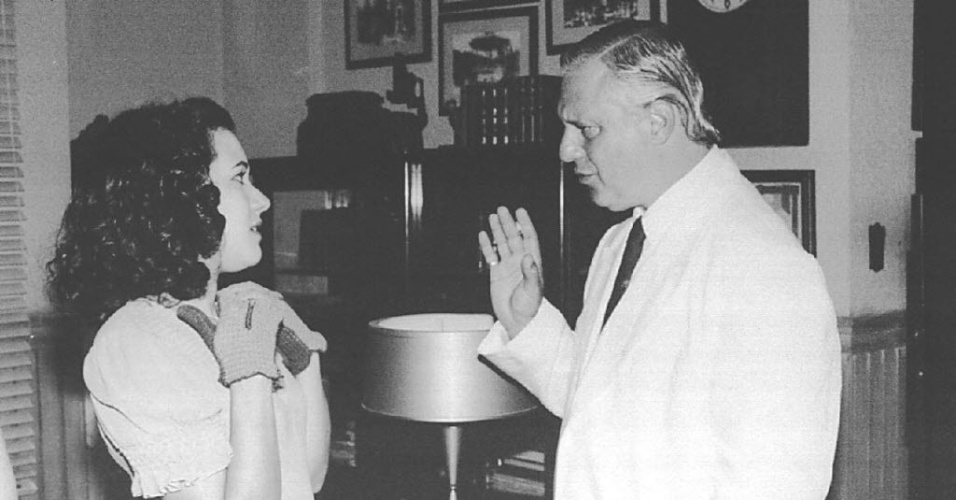 Cena da minissérie da TV Globo "Engraçadinha", com Alessandra Negrini e Antonio Fagundes  (1995) - Divulgação